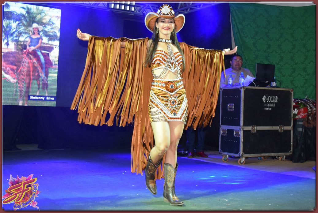 DESFILE DA RAINHA DA EXPOVALE 2019